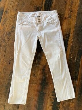 AMERICAN EAGLE Size  2 cropped white jeans.